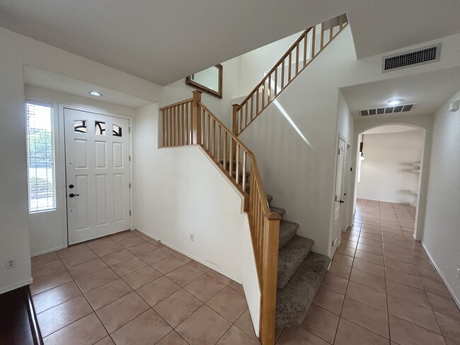 Building Photo - 9885 S La Rosa Dr