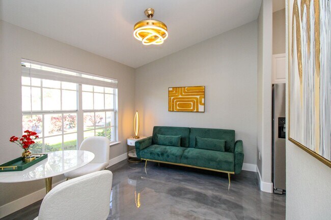 Foto del edificio - ** STUNNING MODERN 2/2.5 BATH TOWNHOME READY FOR SEASON ** AVION WOODS COMMUNITY - SOUTH NAPLES **