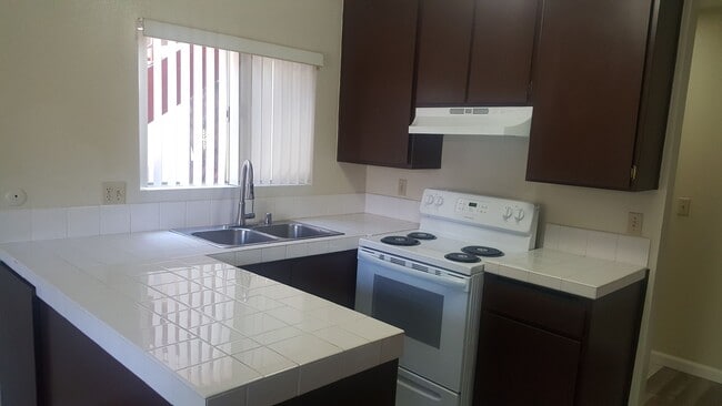 Foto del edificio - 3 bedroom, 2 bath, ground floor unit, and private patio.