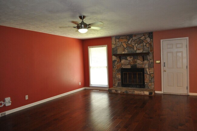 Foto del edificio - For Rent - 3 bedroom Close to Ft Bragg