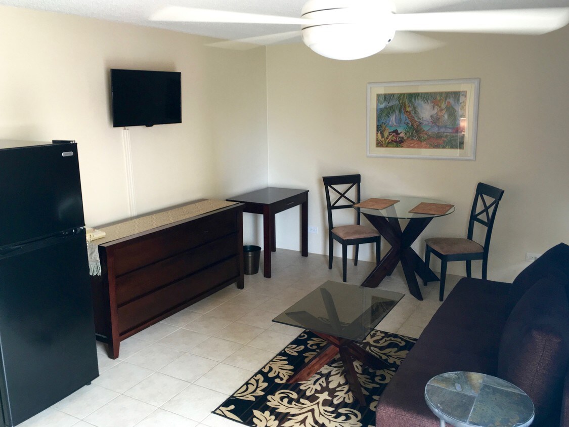 Spacious Studio - 2427 Kuhio Ave