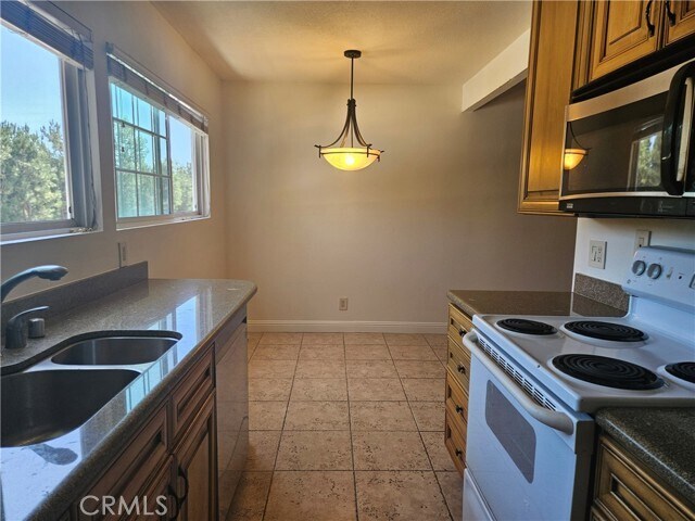 Building Photo - 60 Streamwood