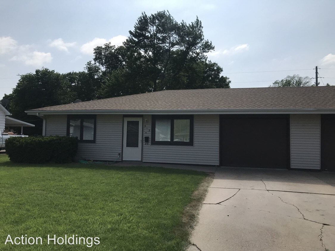 908912 S Sycamore St, Grand Island, NE 68801 Apartment for Rent in