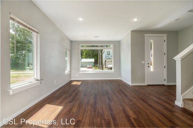 Building Photo - 3 br, 2.5 bath House - 928 W Lawson street