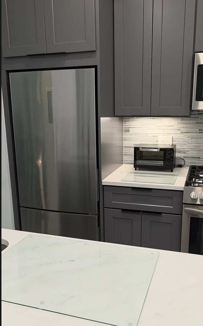 refrigerador y freidora de aire - 27 Booth St