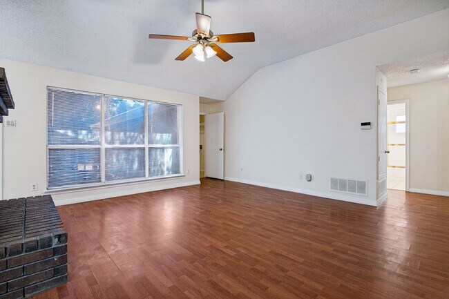 Foto del edificio - 2230 Cedarwood Dr