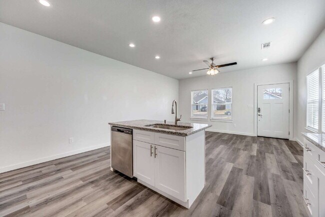 Foto del edificio - 3-Bed Home with Fenced Yard & Attached Garage in Sunny Side – Denison