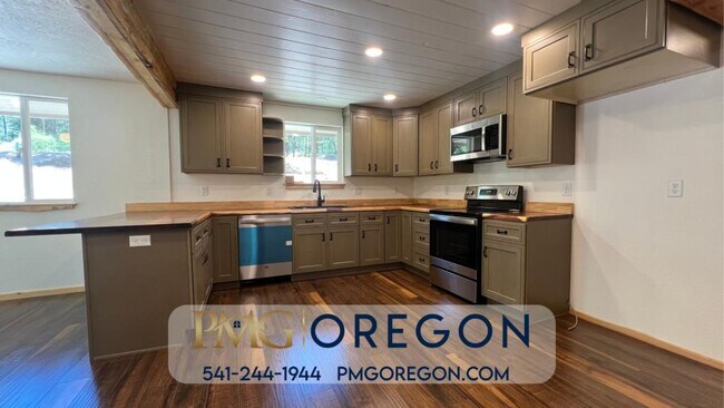 Foto del edificio - 4323 Galice Rd