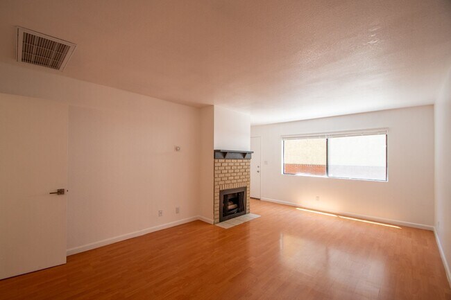 Foto del edificio - 5617 Woodman Ave