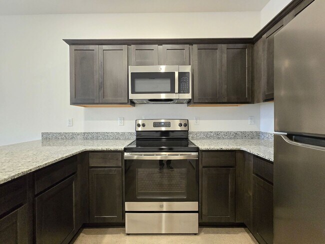 Foto del edificio - RENT SPECIAL - NEW IN MANAGEMENT - AVAILABLE NOW!