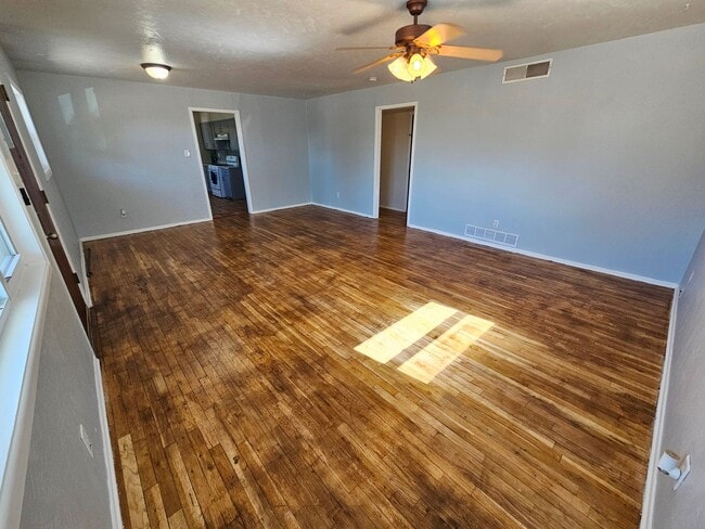 Building Photo - Beautifully maintained 3 bdrm/2 bath with ...