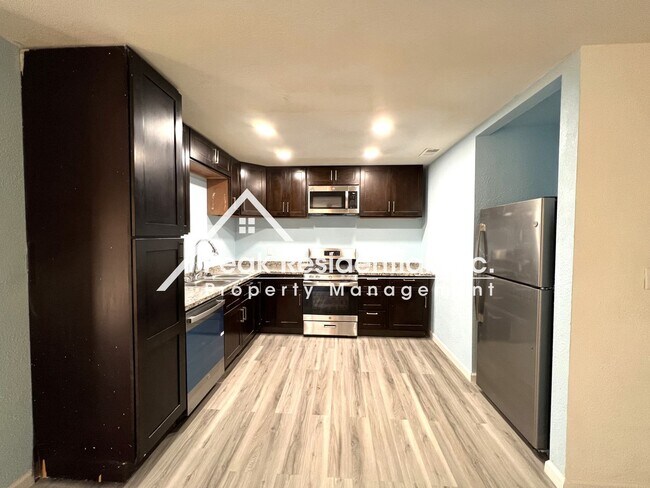 Building Photo - Updated 3bd/2ba Roseville Duplex with 2 Ca...