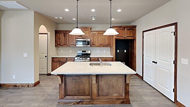 Foto del edificio - Spacious 4 Bedroom 2 Bathroom Home in Pied...