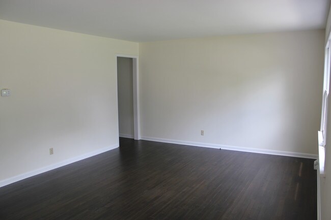 Living room - 1023 Ridgedale Dr E