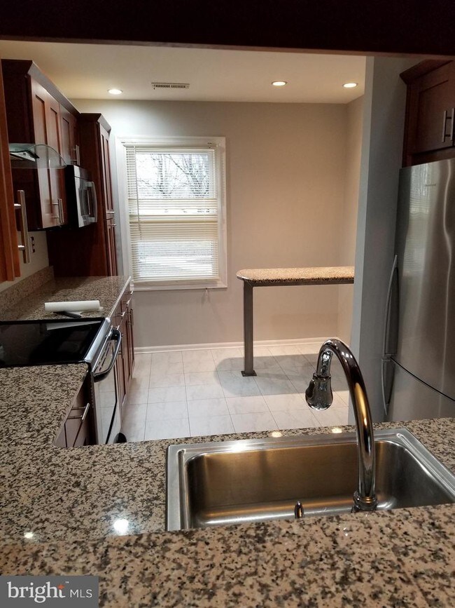 Foto del edificio - 211 Amherst Ct