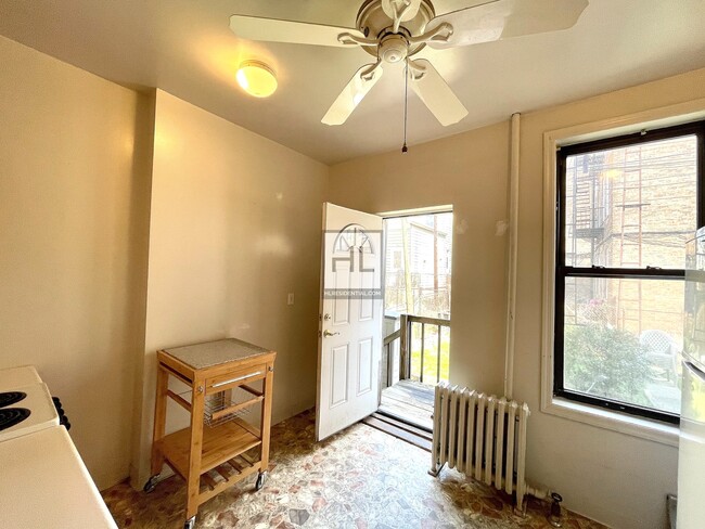 Building Photo - NO FEE Studio w Backyard
