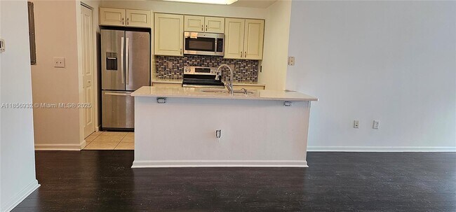Foto del edificio - 5800 W Sample Rd