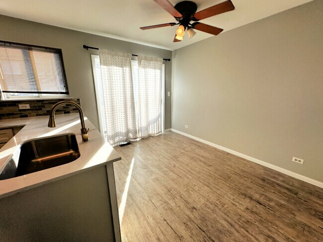 Foto del edificio - 924 Clover Ln