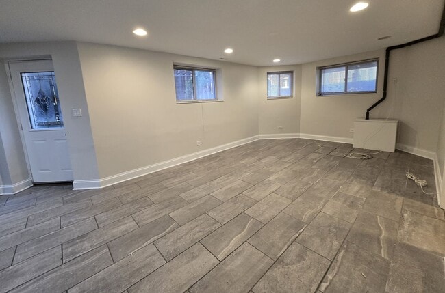 Building Photo - 4341 N Francisco Ave