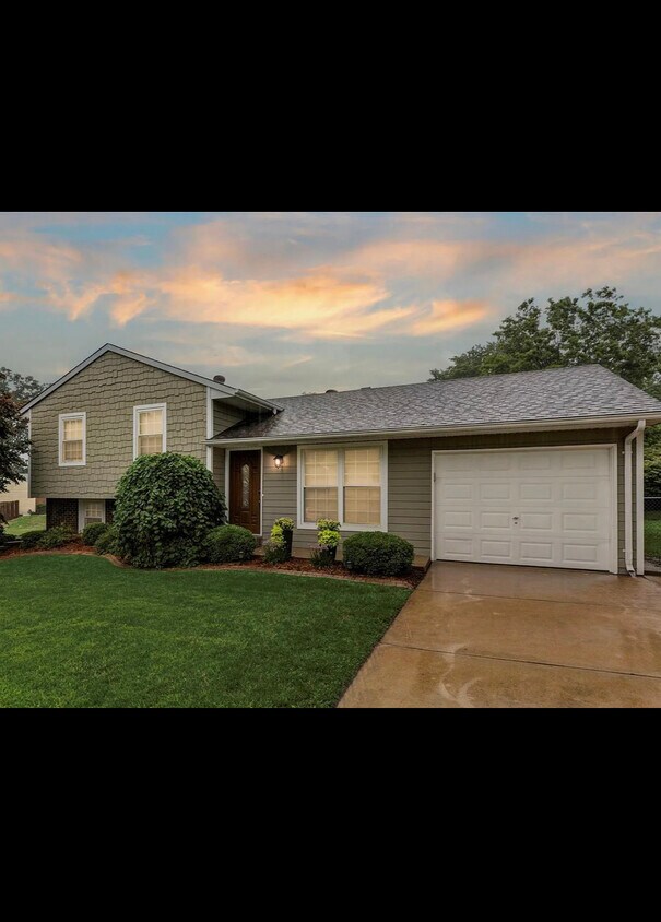 Primary Photo - 172 Chinon Dr