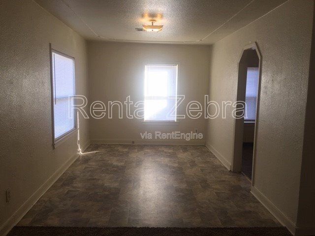 Photo - 104 E Donna Dr House