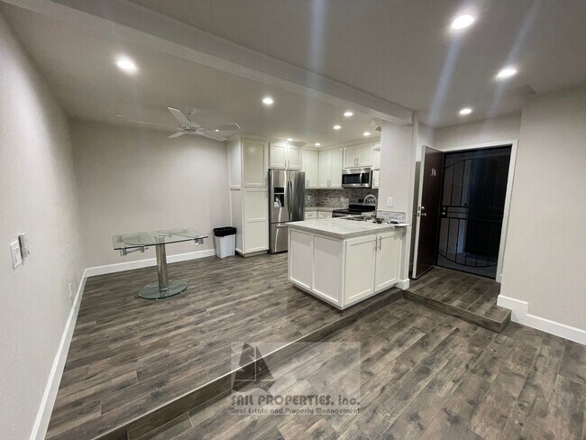 Foto del edificio - Modern 2BR/2BA Retreat in a Gated Huntington Beach Community