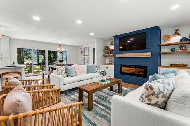 Building Photo - Lakefront Living