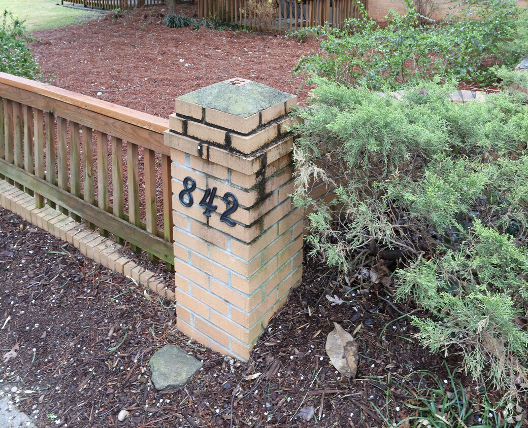 Building Photo - 842 Glendale Terr.