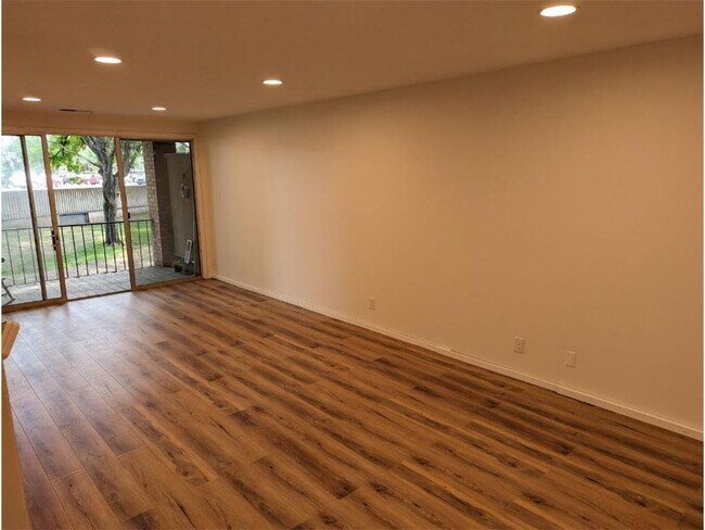 Foto del edificio - 6328 Barrie Rd