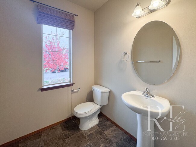 Foto del edificio - Spacious East Bremerton Home with Vaulted ...
