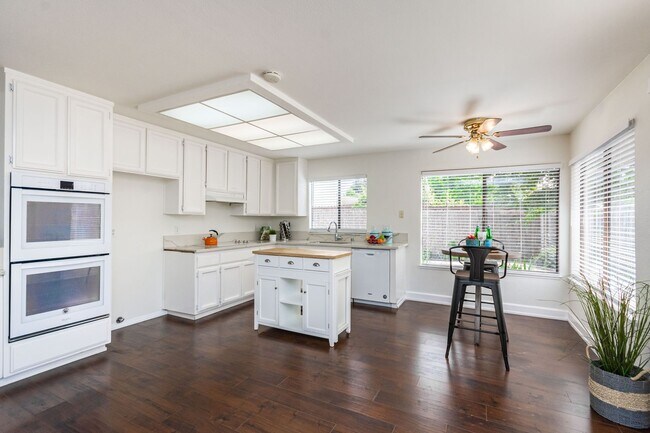 Building Photo - Pocket 3 Bedroom plus Den 2 Bath Home