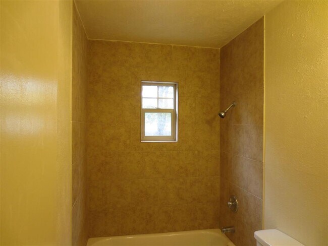 Building Photo - 11522 Sinclair Ave
