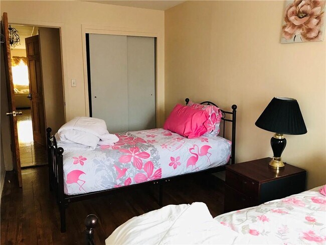 Foto del edificio - 917 E 92nd St