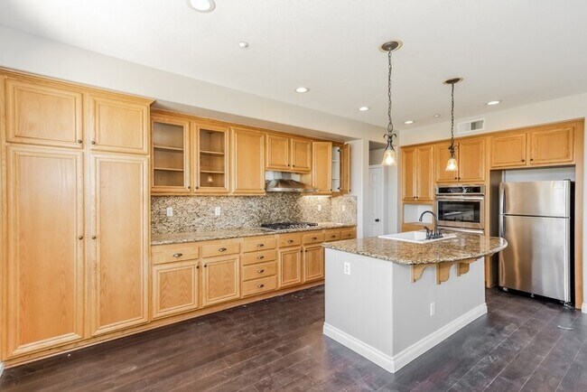 Building Photo - Beautiful Home Ready for Move-In