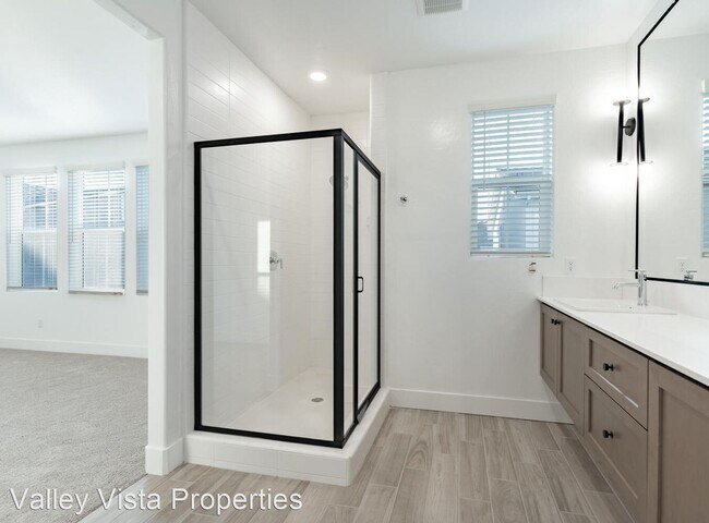 Building Photo - 4 br, 2.5 bath House - 2727 E Teaberry Drive