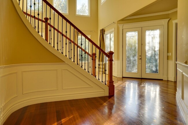 Building Photo - Stunning 2 story on Kent Easthill