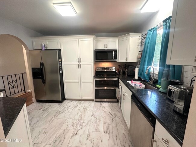 Building Photo - 4 Thoroughbred Ln