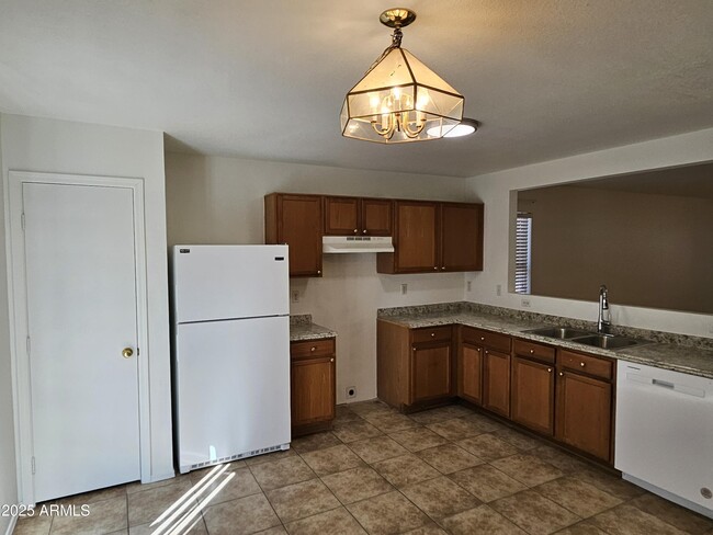 Building Photo - 674 W Kingman Loop