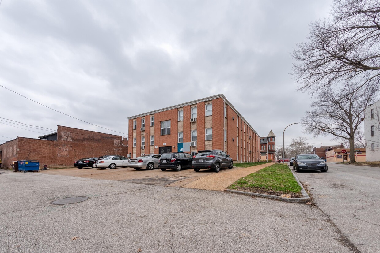 Building Photo - 3199 Morganford Rd