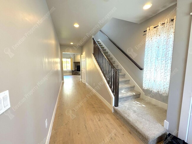 Building Photo - 4BR - 2.5 BA SE Bend home in great neighborhood with park and pool!