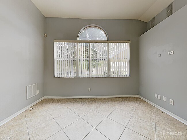 Foto del edificio - 8821 Key W Cir