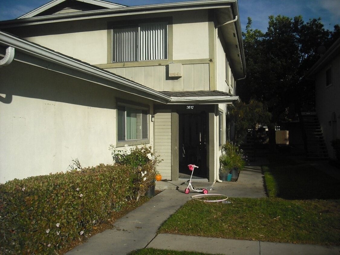 Building Photo - Must See 2 Br Townhouse with Marina Views