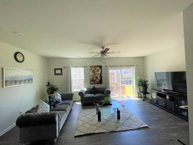 Building Photo - 428 Cross Country Way