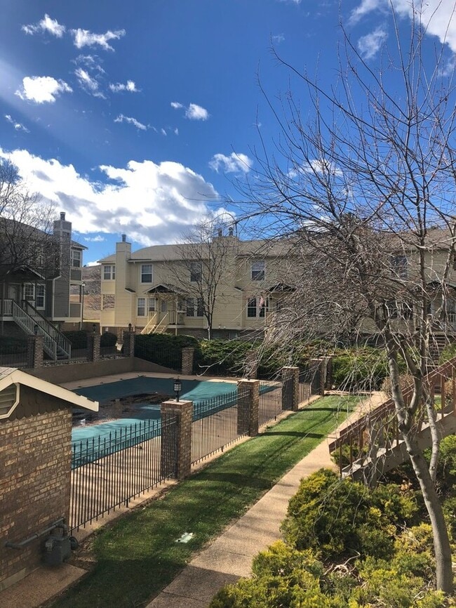 Building Photo - Great 2 Bedroom 1.5 bath Condo-Pool On site!