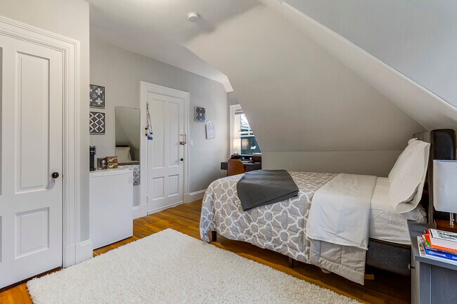 Building Photo - Cambridge Ivy Inn