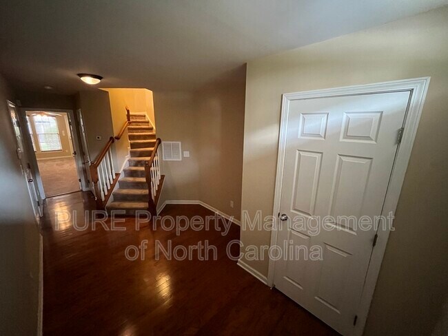 Building Photo - 2205 Belle Vernon Ave