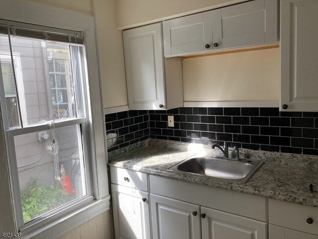 Foto del edificio - 28 Cook Ave