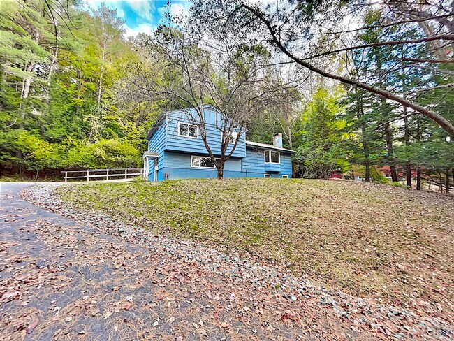 Building Photo - Hanover Mid-Century Modern home for rent