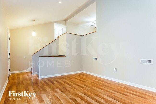 Building Photo - 5207 Paramont Dr