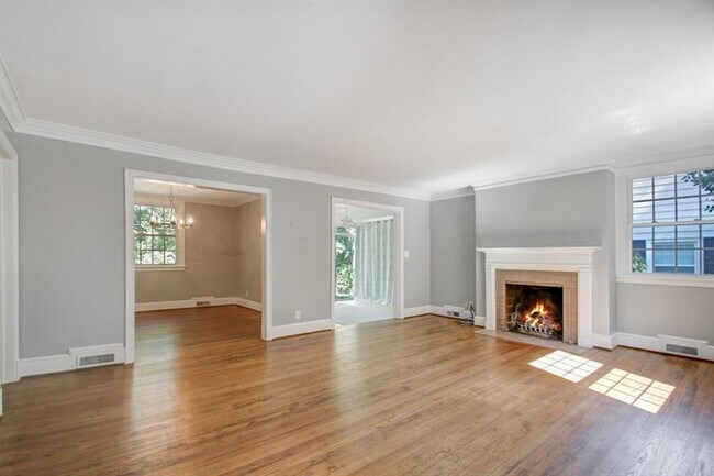 Building Photo - 4238 Peachtree Dunwoody Rd